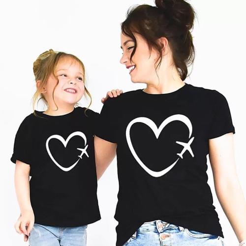 Изображение Футболки для мамы и дочки Самолетик рисует сердце
