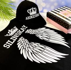 Комплект футболка женская с фамилией и крыльями + кепка с вашим именем