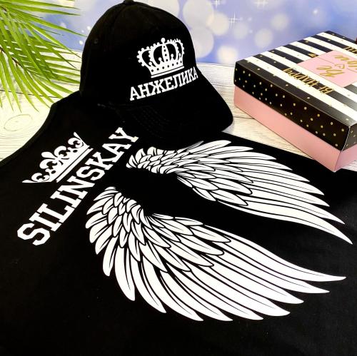 Изображение Комплект футболка женская с фамилией и крыльями + кепка с вашим именем